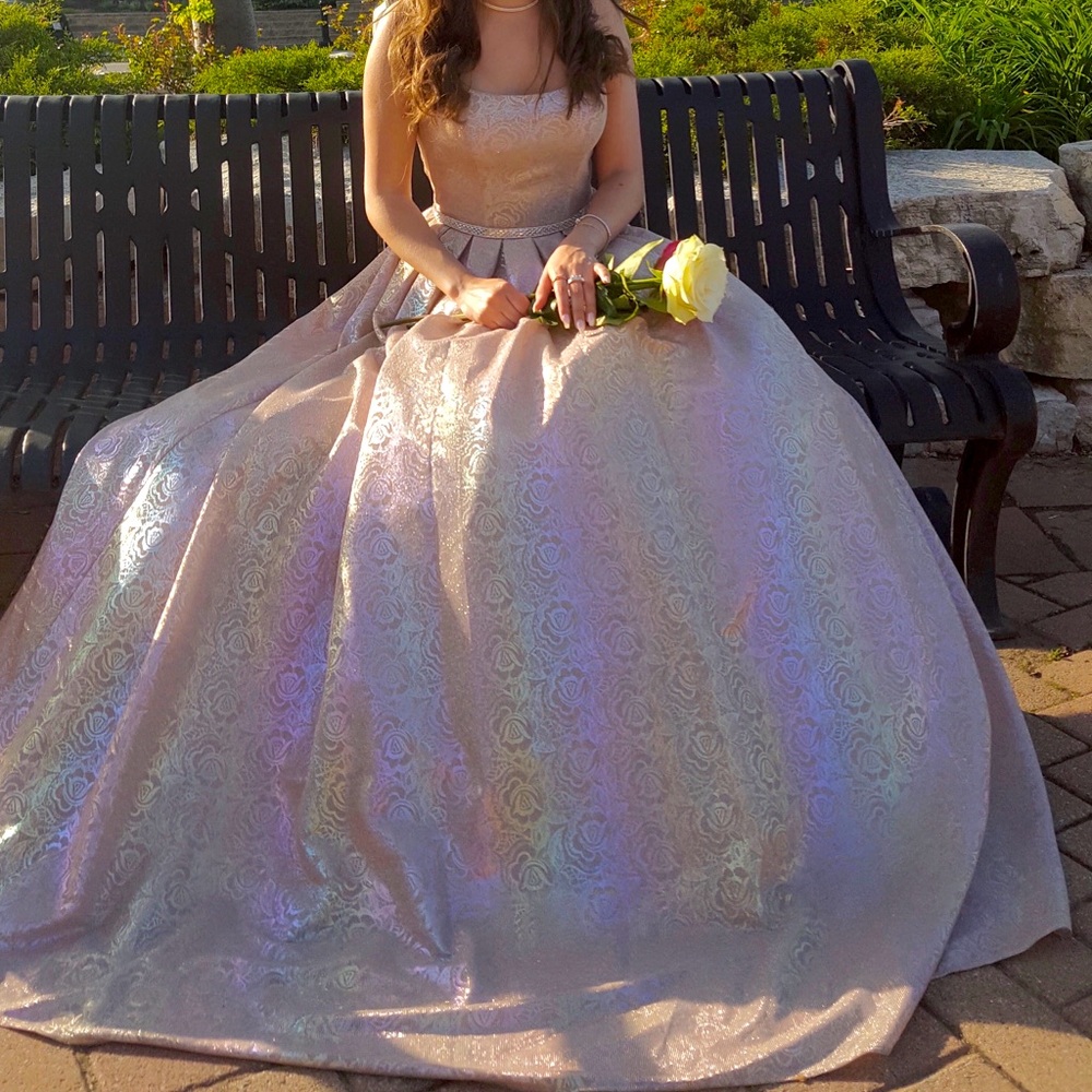Gorgeous, princess-like prom dress! Padded, pockets, 3 layers, stunning!